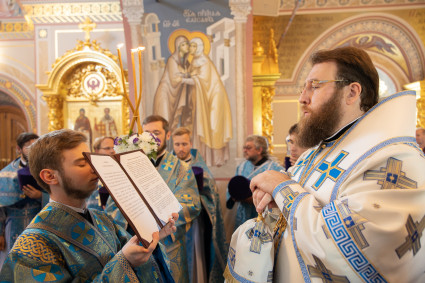 Божественная литургия в Свято-Троицком кафедральном соборе г. Саратова