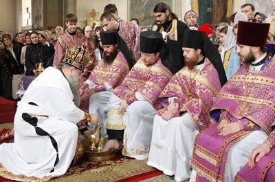 Чин умовения ног в Покровском храме Саратова