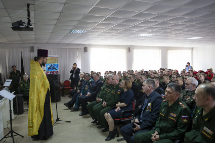 Священник благословил новобранцев на военную службу