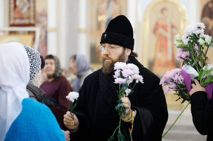 Митрополит Игнатий совершил Божественную литургию в Николо-Тихвинском соборном храме г. Саратова