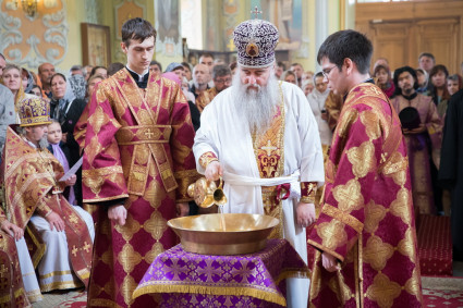 В Великий Четверг Митрополит Лонгин совершил Литургию Василия Великого и Чин умовения ног