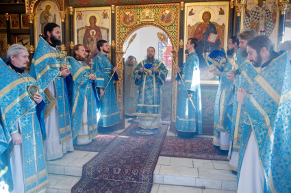 Выпускники СПДС в священном сане совершили богослужение
