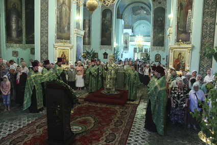 Всенощное бдение в Духосошественском кафедральном соборе Саратова