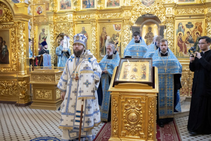 Богослужение с чтением акафиста Пресвятой Богородице в Свято-Троицком кафедральном соборе г. Саратова
