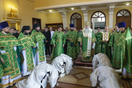 Божественная литургия на Архиерейском подворье — в храме во имя святого апостола и евангелиста Иоанна Богослова при СПДС