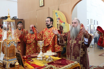 Божественная литургия в храме во имя святителя Митрофана Воронежского г. Саратова