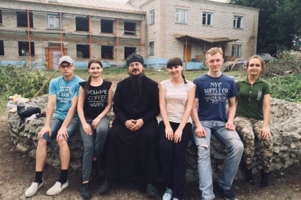 Православная молодежь Хвалынска помогает в уборке новой территории для гимназии
