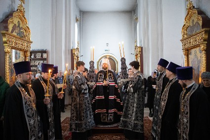 Митрополит Игнатий совершил великое повечерие с чтением Великого покаянного канона преподобного Андрея Критского в Георгиевском храме г. Саратова