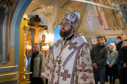 Митрополит Игнатий совершил вечерню в соединении с Крещальной литургией в Свято-Троицком кафедральном соборе г. Саратова
