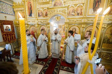 Митрополит Игнатий совершил Божественную литургию и панихиду в храме святителя Иоанна Златоуста п. Зональный