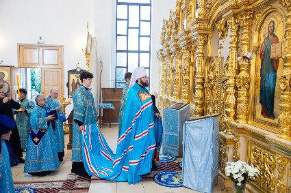 Митрополит Игнатий совершил Божественную литургию в храме Казанской иконы Божией Матери г. Саратова