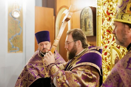 Митрополит Игнатий совершил всенощное бдение с чином воздвижения Животворящего Креста Господня в Свято-Духовском соборе г. Саратова