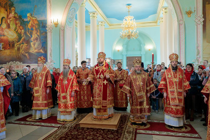 В кафедральном соборе Живоначальной Троицы г. Вольска совершено соборное архиерейское богослужение