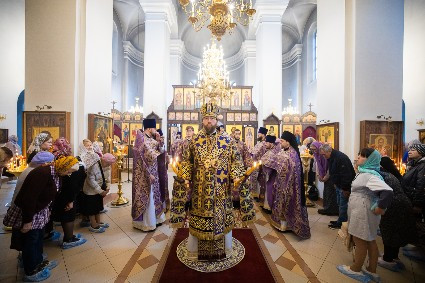 Митрополит Игнатий совершил Божественную литургию в Петропавловском храме г. Саратова