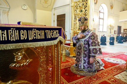 Митрополит Игнатий совершил Литургию Преждеосвященных Даров в храме святого апостола и евангелиста Иоанна Богослова при СПДС