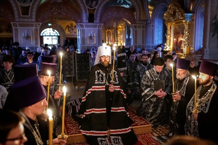 Великое повечерие с чтением Великого покаянного канона преподобного Андрея Критского в Свято-Троицком кафедральном соборе г. Саратова