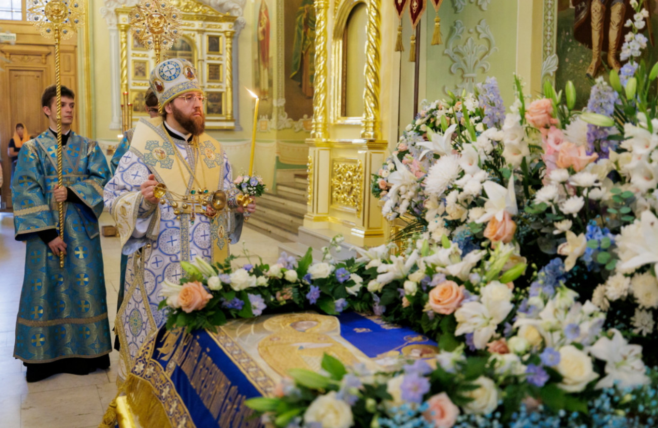 Митрополит Игнатий совершил всенощное бдение с чином Погребения Божией Матери в Покровском соборе г. Саратова