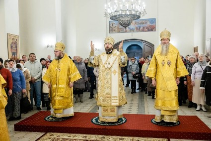 Архиереи Саратовской митрополии совершили Божественную литургию в соборном храме святителя Спиридона Тримифунтского г. Саратова