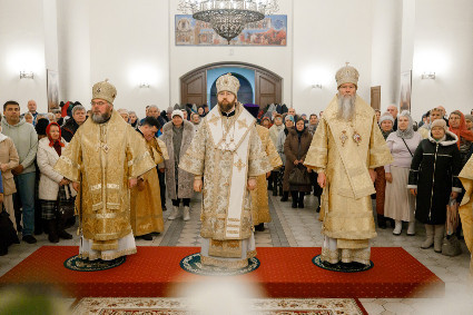 Архиереи Саратовской митрополии совершили Божественную литургию в соборном храме святителя Спиридона Тримифунтского