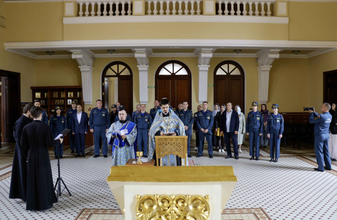 Совершены молебны для представителей МЧС
