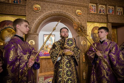 Митрополит Игнатий совершил Божественную литургию и чин посвящения в сестры милосердия в Крестовоздвиженском храме г. Саратова