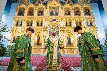 Митрополит Игнатий совершил Божественную литургию в Свято-Духовском соборе г. Саратова