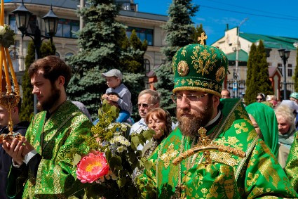 Митрополит Игнатий совершил Божественную литургию и великую вечерню в Свято-Троицком кафедральном соборе г. Саратова