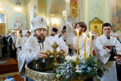 Митрополит Игнатий совершил Литургию святителя Василия Великого и чин Великого освящения воды в Покровском соборе г. Саратова