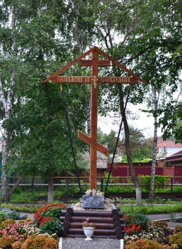 Поклонный крест на территории Покровского храма г. Петровска