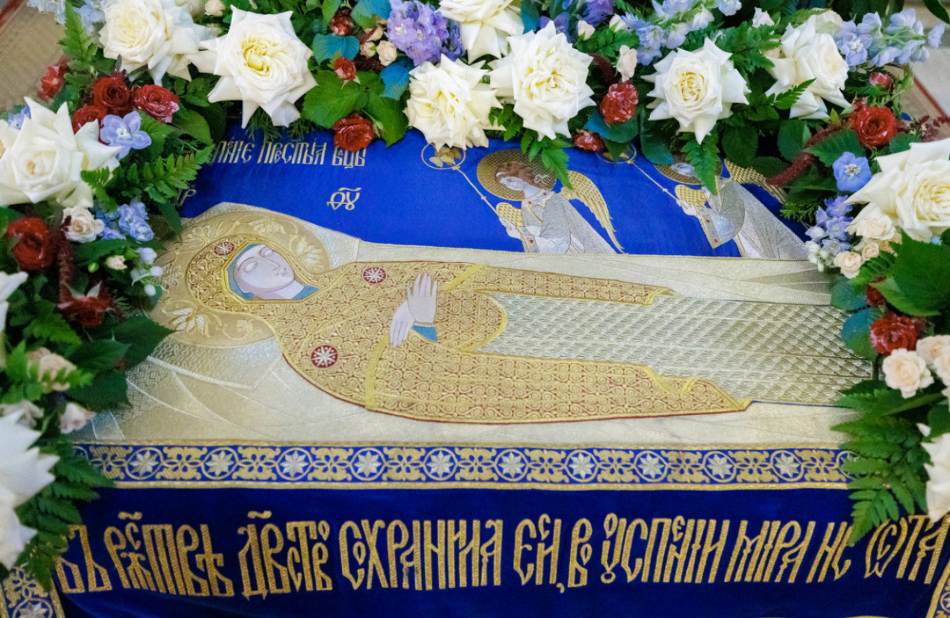 Митрополит Игнатий совершил всенощное бдение с чином погребения Божией Матери в Покровском соборе г. Саратова