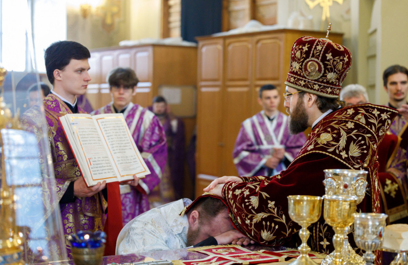 Митрополит Игнатий совершил хиротесию во чтеца и иподиакона Виталия Владимировича Кабакова и его хиротонию во диакона в Покровском соборе г. Саратова