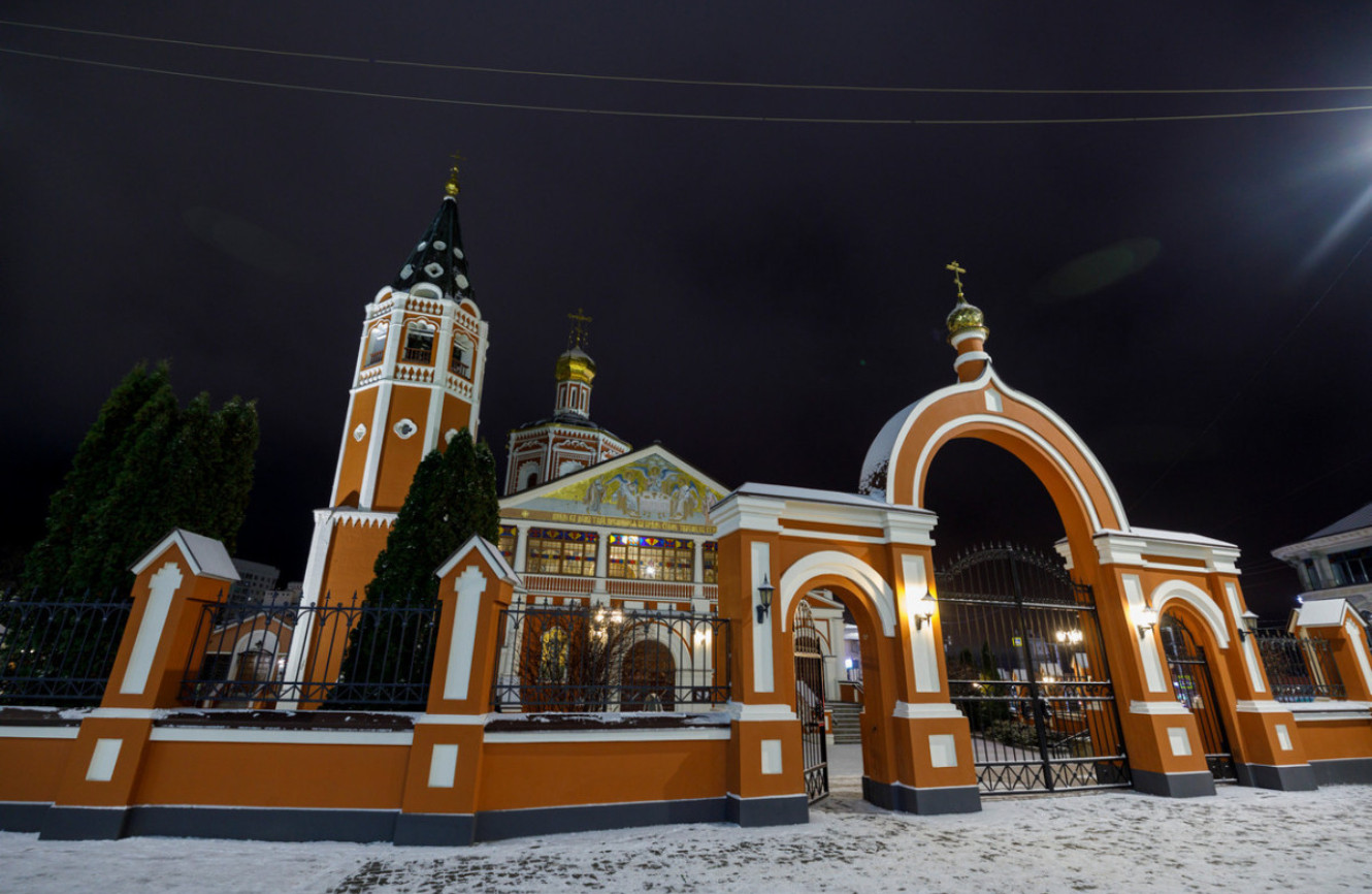 Митрополит Игнатий совершил ночное рождественское богослужение в Свято-Троицком кафедральном соборе г. Саратова