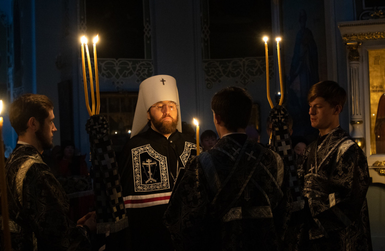 Митрополит Игнатий совершил великое повечерие с чтением Великого покаянного канона преподобного Андрея Критского в Свято-Духовском соборе г. Саратова